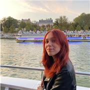 Ragazza universitaria offre lezioni di aiuto-compiti e ripetizioni